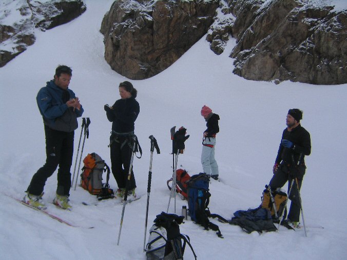 Etendard 003.jpg - Pause boisson au pied du glacier.